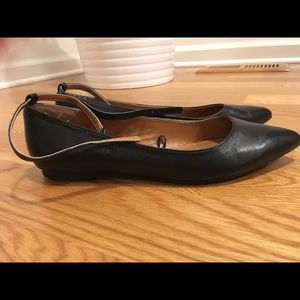 EUC Gap leather pointed toe flats with ankle strap
